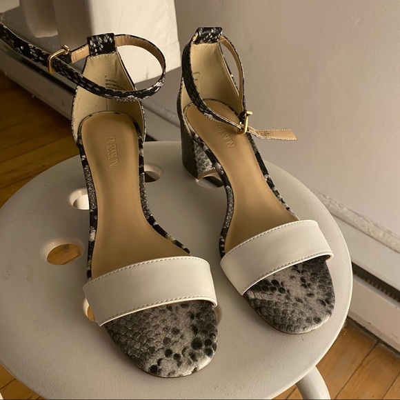 Chic snake print open-toe heels - Picture 2 of 3